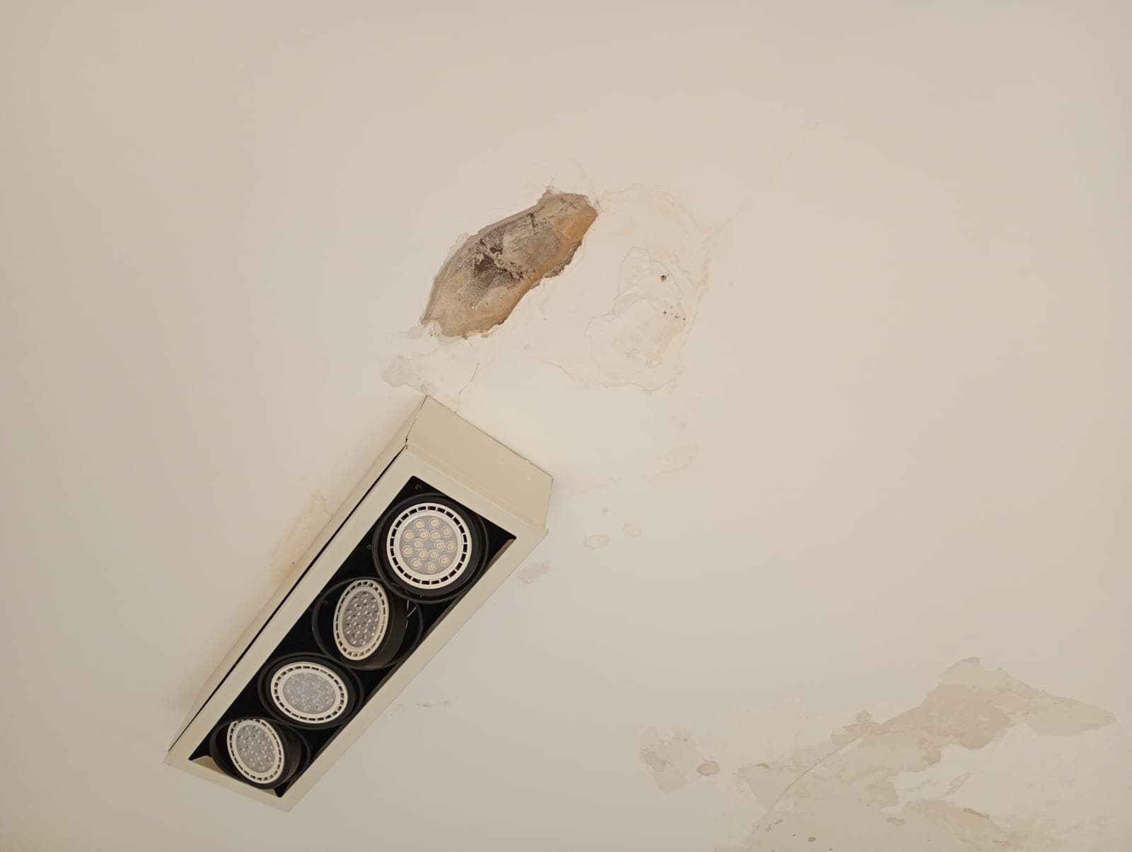 Cielorraso dañado - Antes